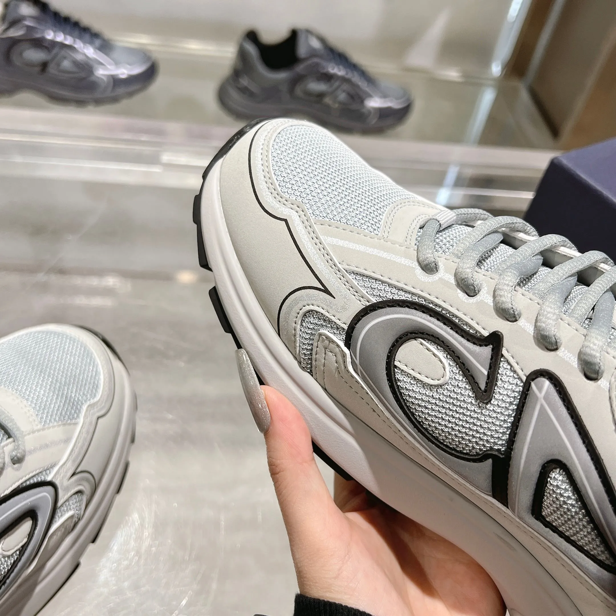 👟👟Ex-factory price 520👟👟 H612 high version B30 low-top sneakers are one of the flagship styles of this series. Crafted from mesh and technical fabrics, it's finished with a reflective 'CD30' graphic and 'DIOR B30' and 'CD30' logos on the heel and tongue. The extra-light, sculpted rubber sole adds style with signature accents, while internal stretch details create ideal comfort. Can be paired with a variety of casual looks to show a fashionable, modern and sporty style. ✅Size: 35-47 (45-46-47 customized, non-returnable and non-exchangeable) ✅Sole material: Original ultra-light IP sole ✅Packaging: Brand new counter packaging
